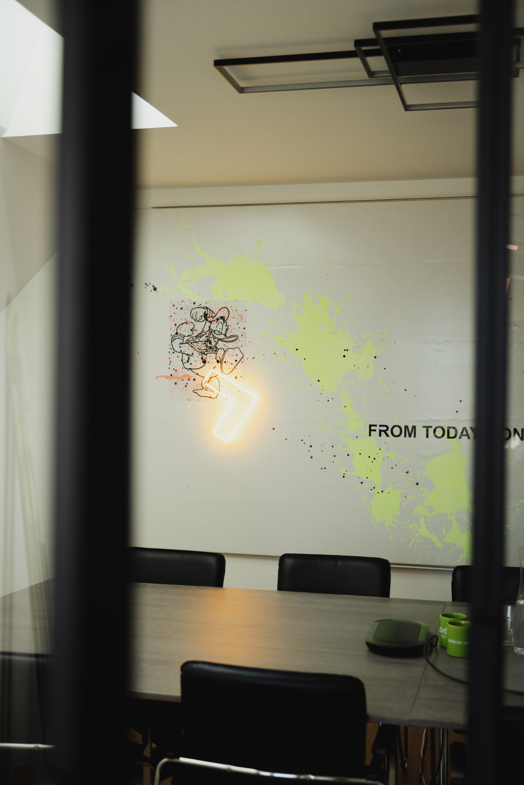 Moderner Besprechungsraum bei TODAY Experts mit Sitzmöglichkeiten und Whiteboard im Hintergrund