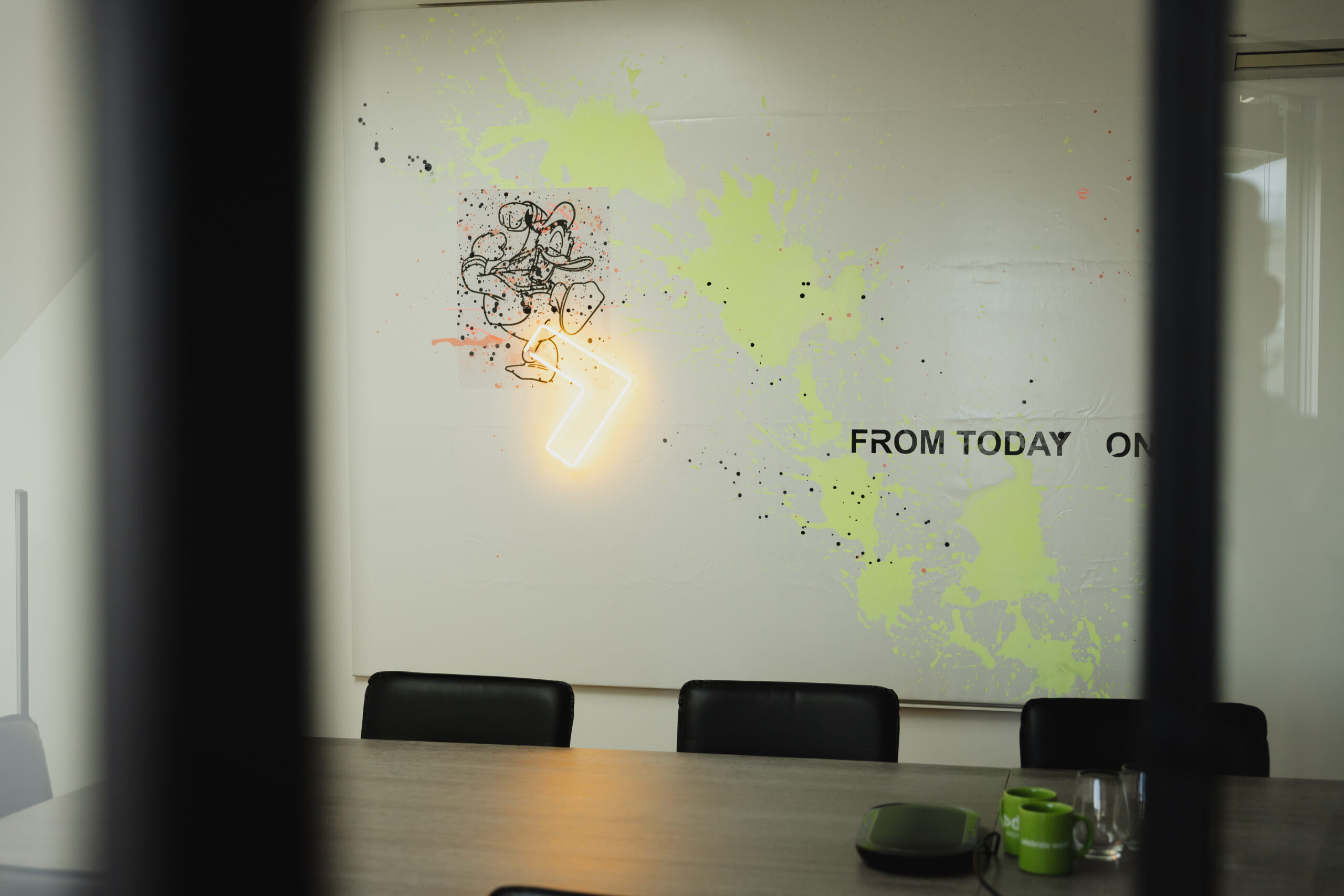 Moderner Besprechungsraum bei TODAY Experts mit Sitzmöglichkeiten und Whiteboard im Hintergrund