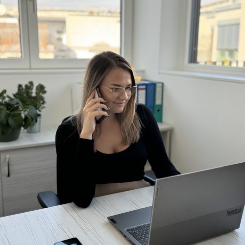 Mitarbeiterin von TODAY Experts telefoniert im Büro